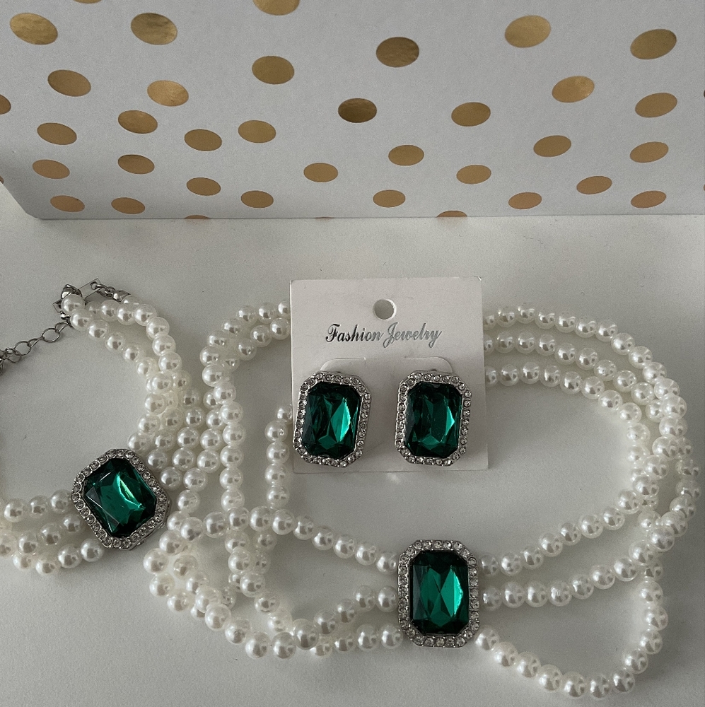 Fashion Jewelry Emerald and Pearl Necklace Set
